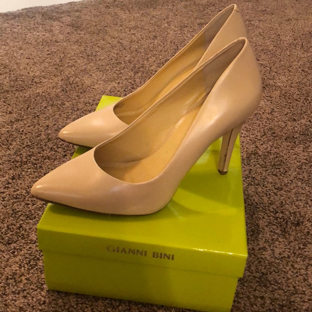Like New Gianni Bini Robynn Bisque Pupms